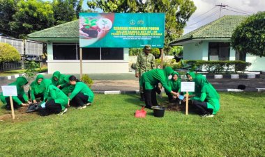 Hijaukan Bumi, Eratkan Hati: Persit Sampang Gelar Aksi Tanam Pohon Penuh Makna di Usia ke-80